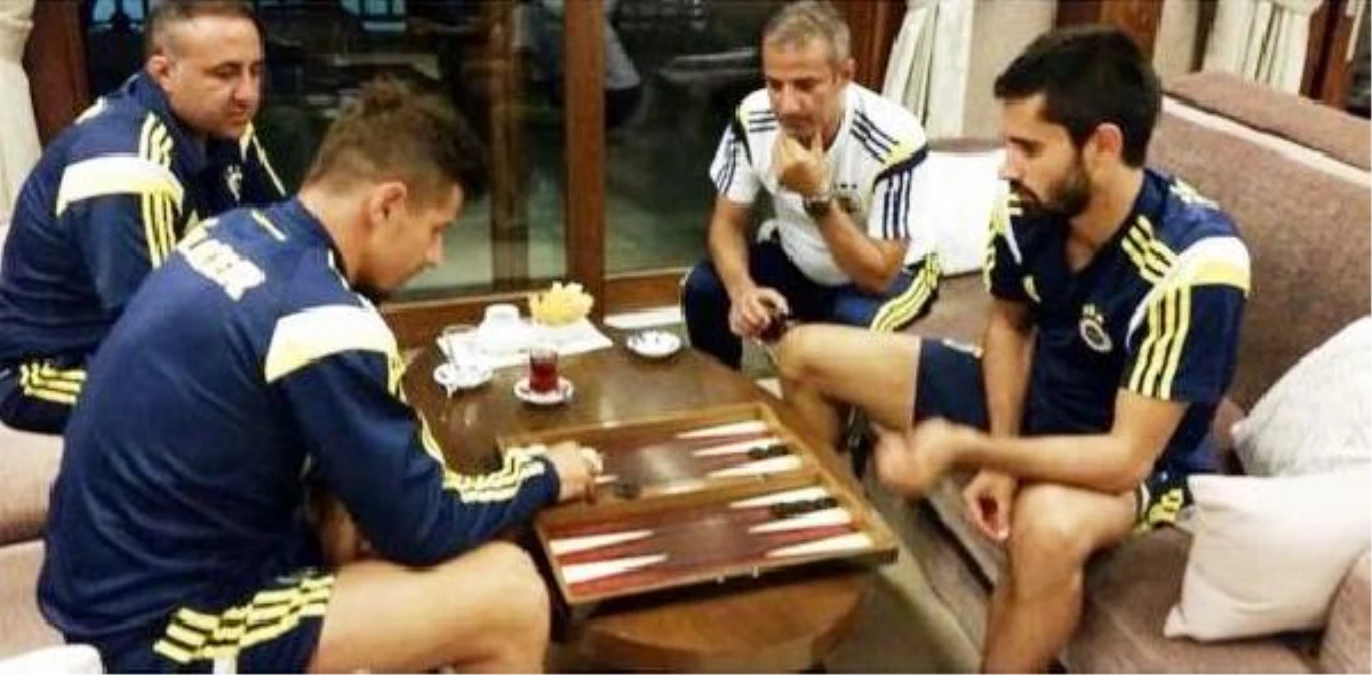 Fenerbahçeli Futbolcuların Tavla Keyfi