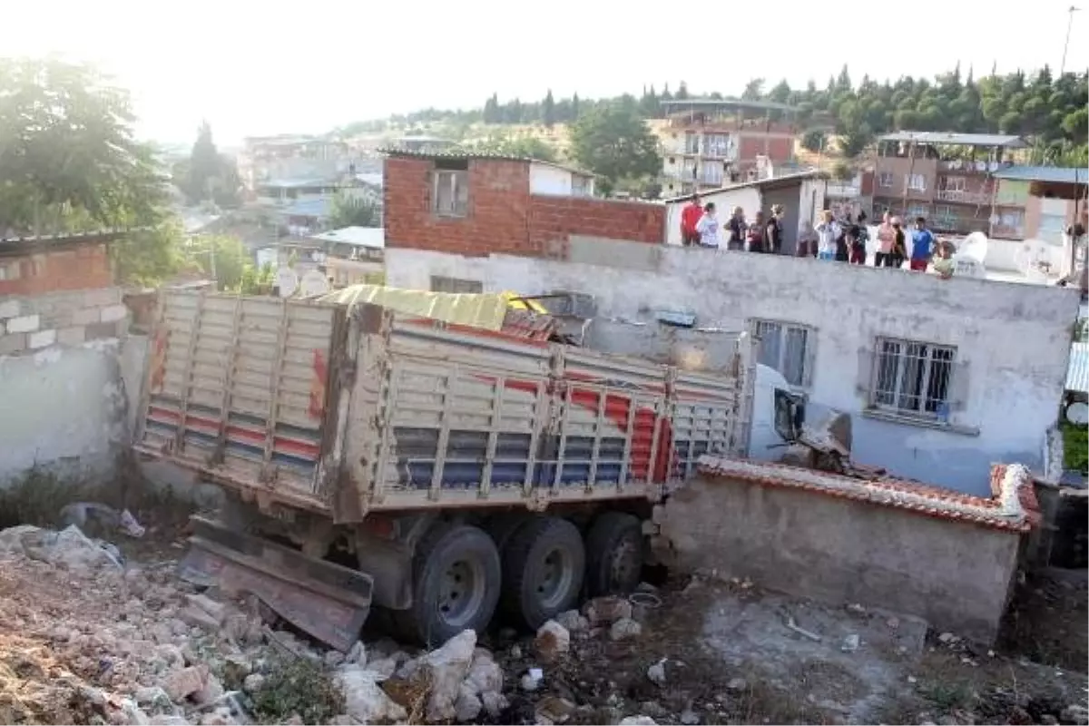 Freni Boşalan Kamyon Evin Salonuna Girdi