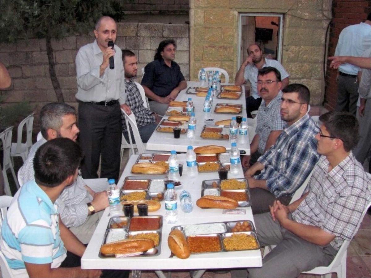 Gaziantep Büyükşehir Belediyesi Araban İlçesinde İftar Yemeği Verdi
