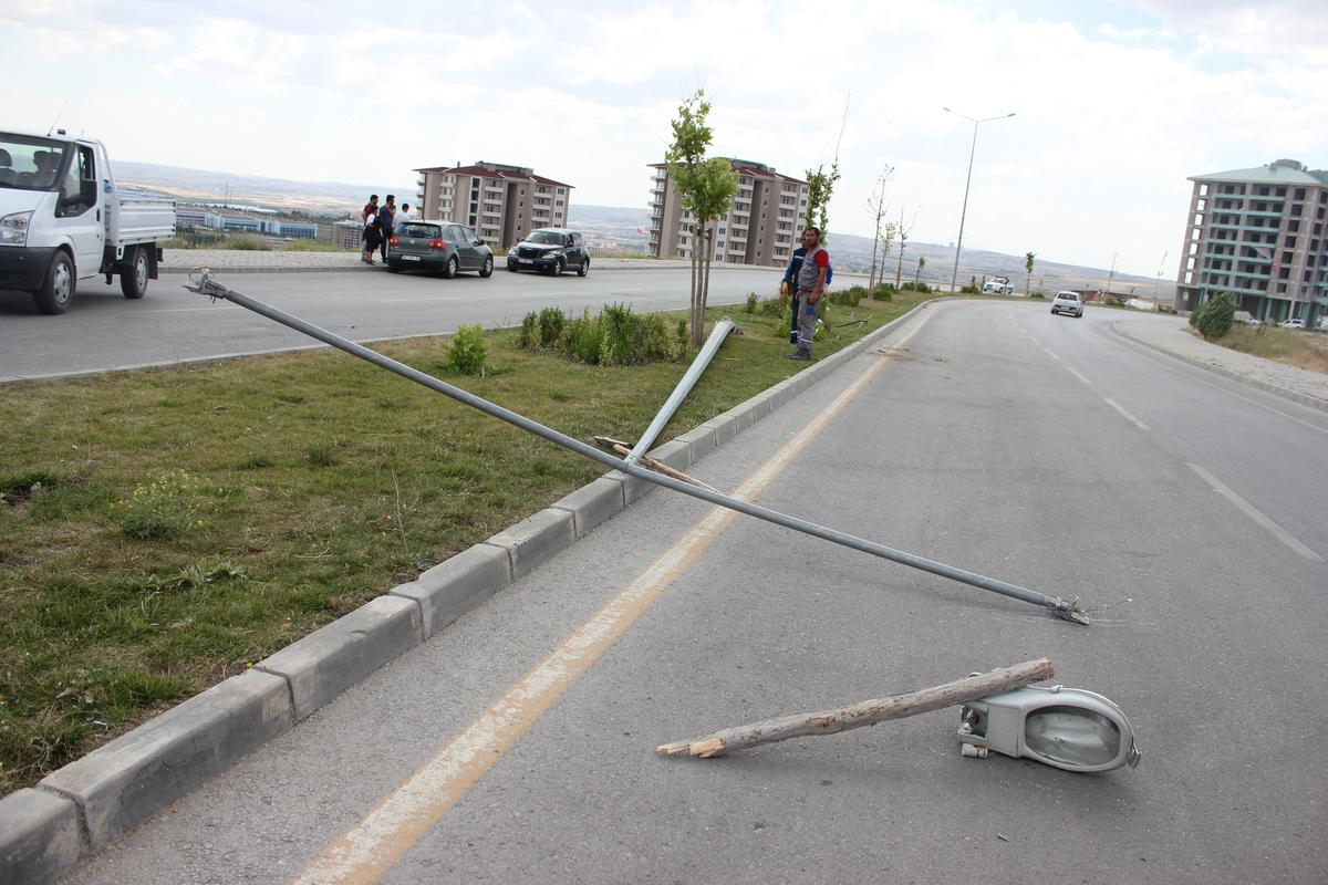 Gölbaşı\'nda Otomobil Refüjdeki Direğe Çarptı: 1 Yaralı