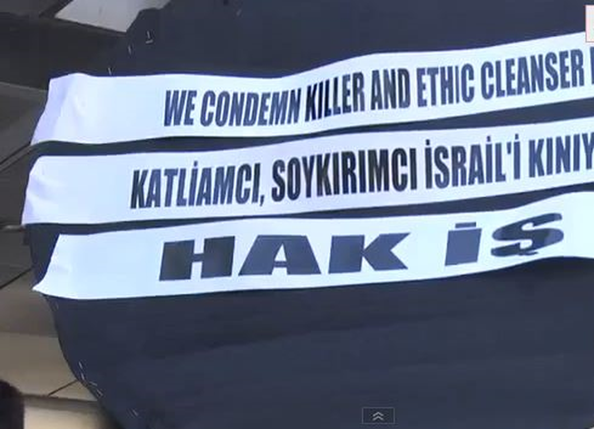 Hak-İş\'ten İsrail Büyükelçiliğine Siyah Çelenk