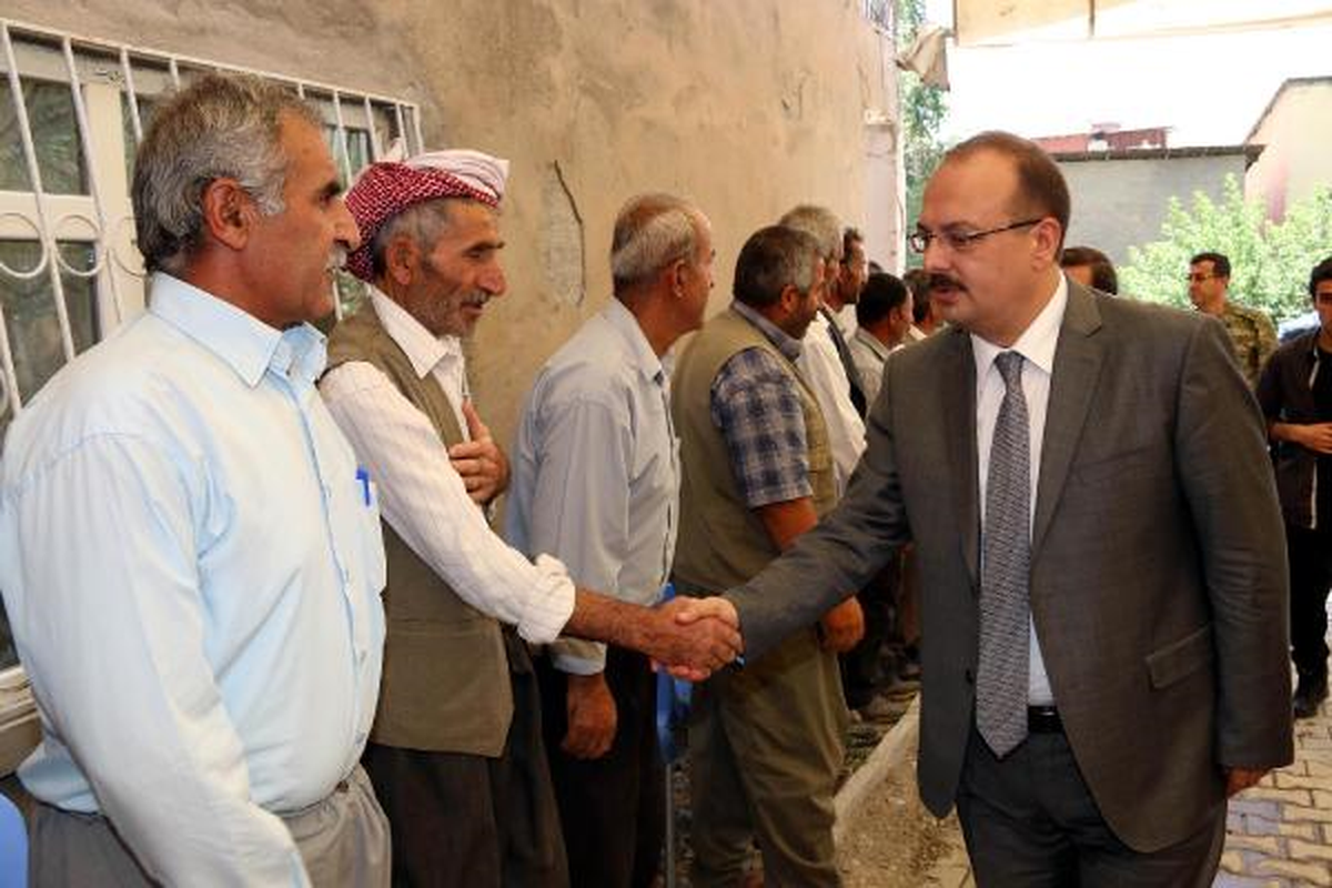 Hakkari Valisi, Kalp Krizinden Ölen Vatandaşın Taziyesine Katıldı