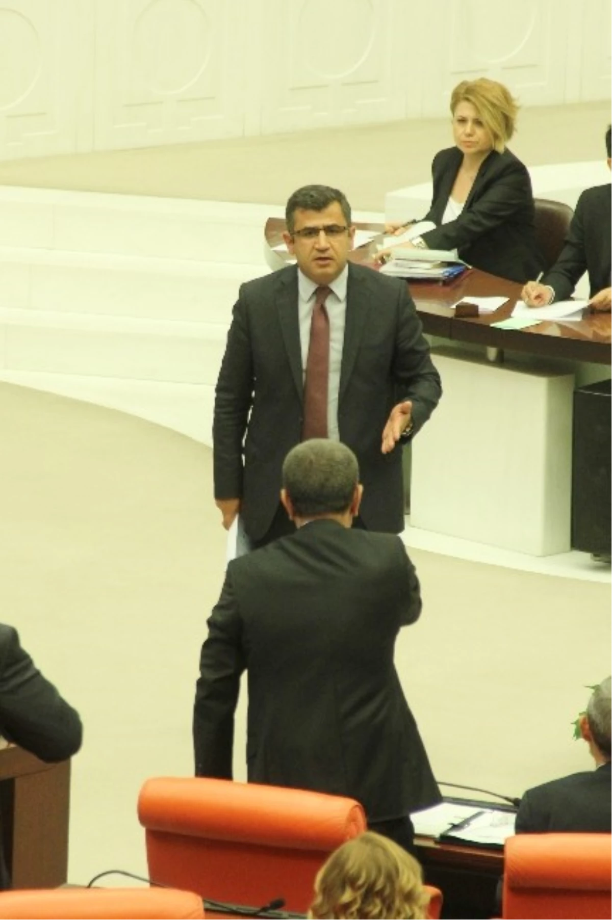 Hdp\'li Zozani, Tasarı Kitapçığını Ak Partili Canikli\'nin Kafasına Vurmaya Çalıştı