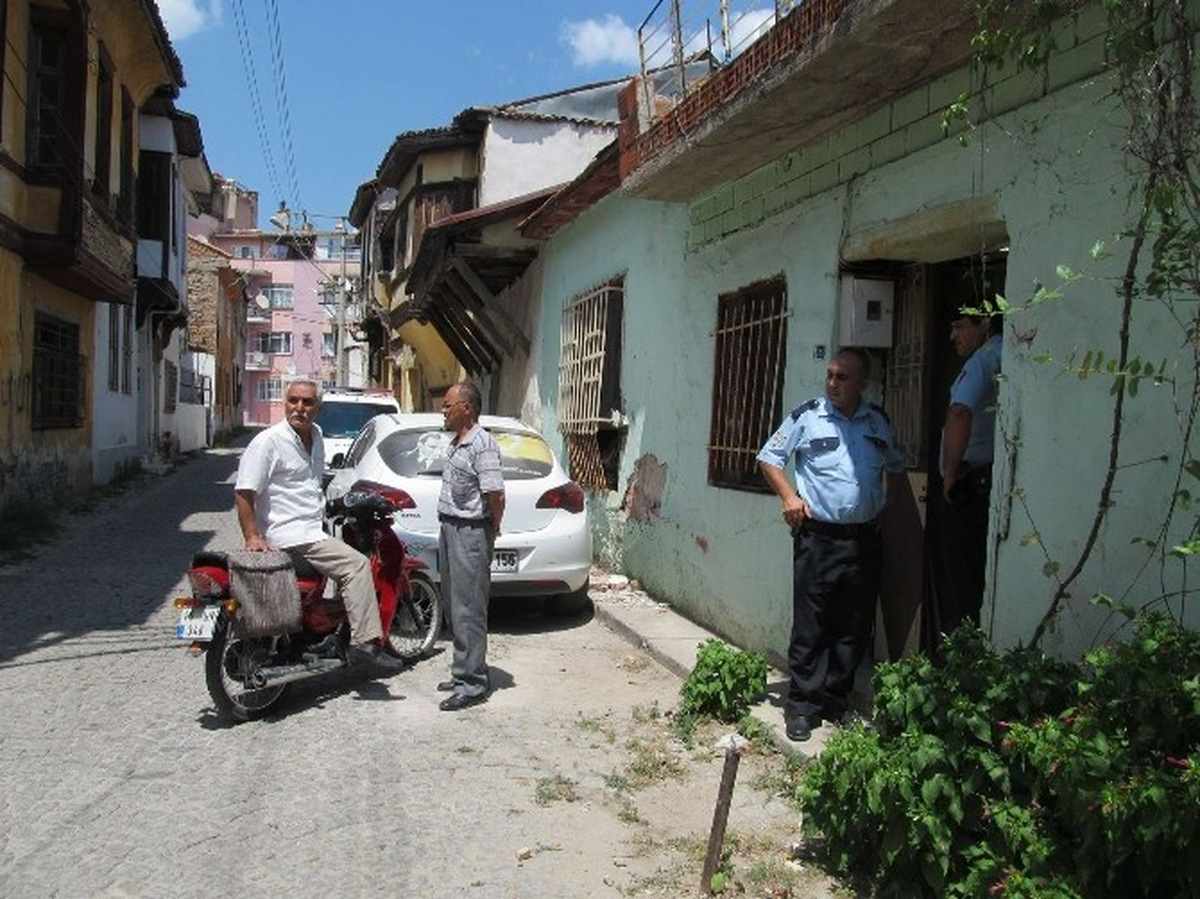 Balıkesir\'de Hırsızlar Evin Ortasına Tuvaletini Yaptı