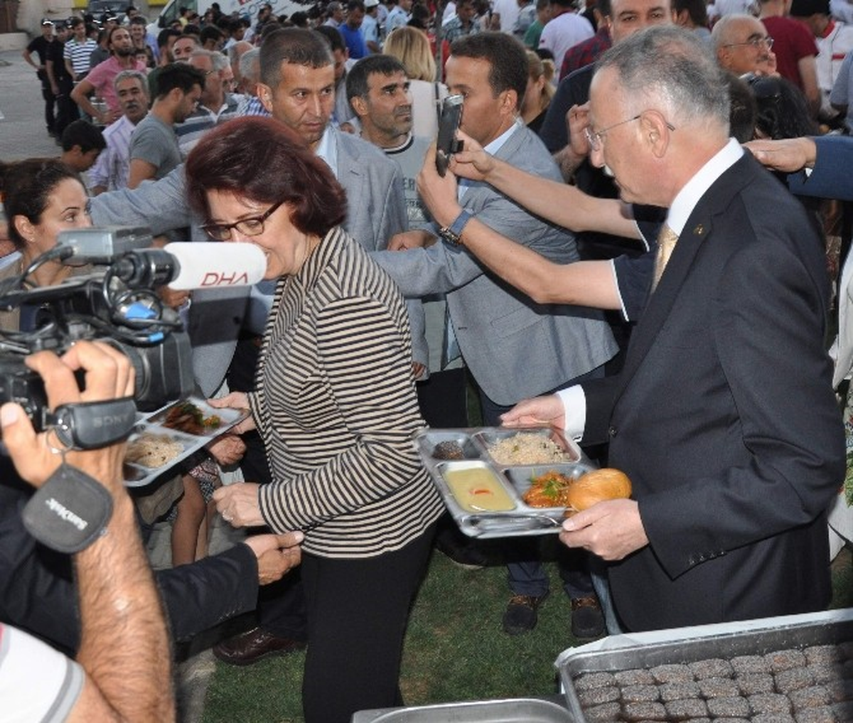 İhsanoğlu, İftarda Gazianteplilerle Bir Araya Geldi