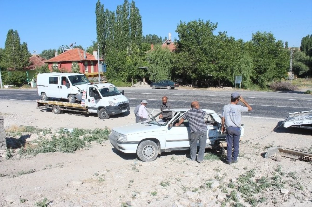 İşçi Taşıyan Minibüsle Otomobil Çarpıştı: 2 Yaralı