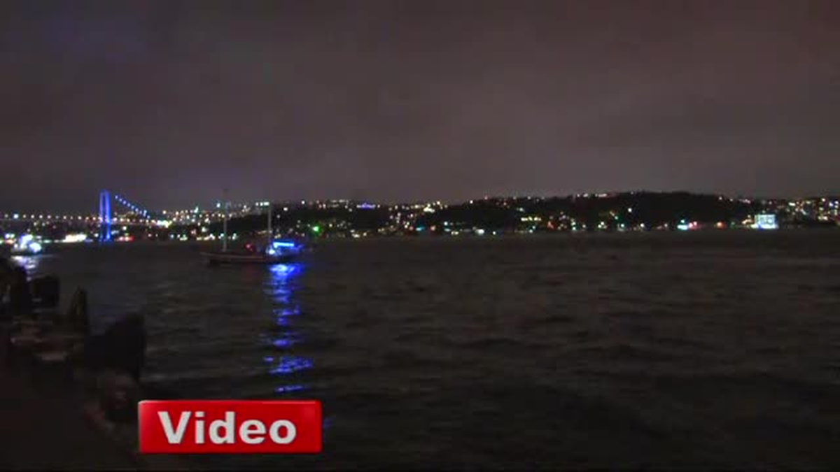 İstanbul\'da Yağmur Sonrası Şimşekler Çaktı