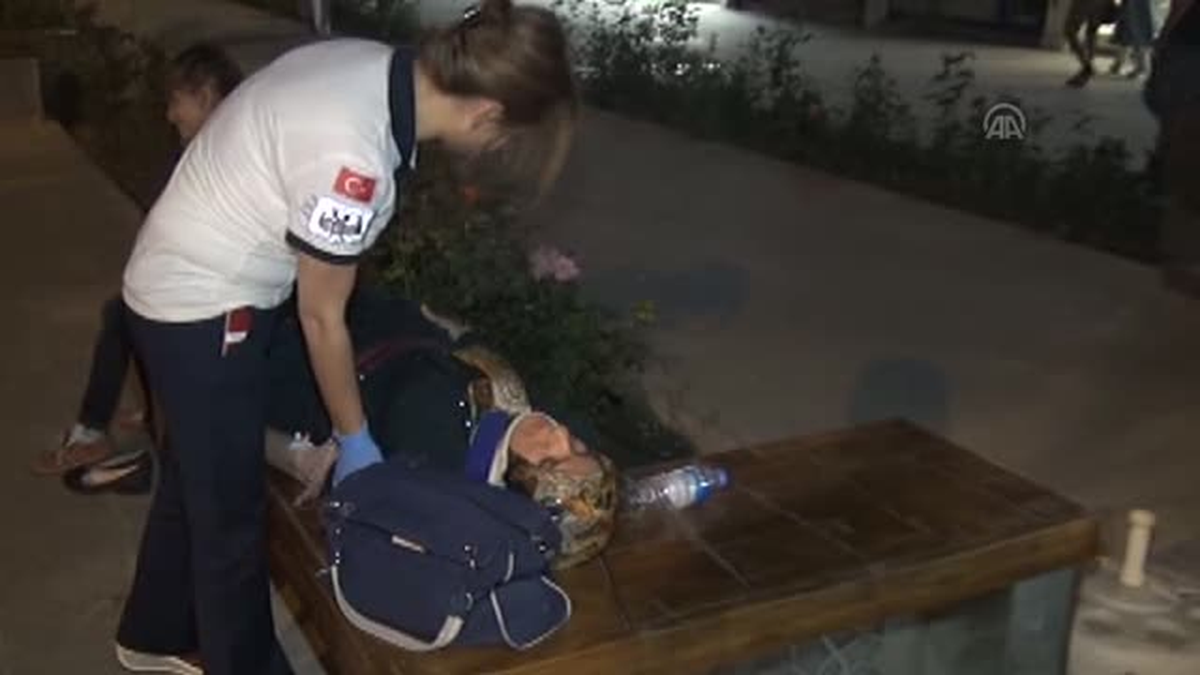 Kazada yaralanan hamile annesini yalnız bırakmadı -