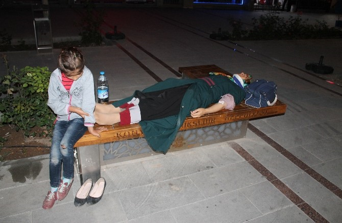 Konya\'da Kazada Yaralanan Hamile Annesinin Yanından Ayrılmadı
