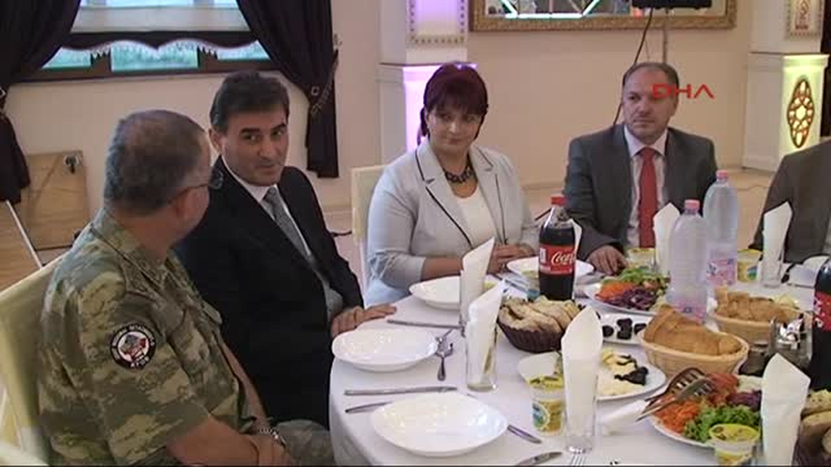 Kosova\'daki Esnaf Derneğinin İftar Yemeğine 500 Kosova ve Türkiye\'den İş Adamı Katıldı