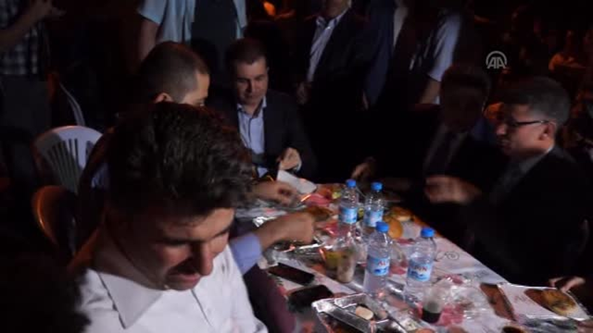 Kültür ve Turizm Bakanı Çelik vatandaşlarla sahur yaptı -