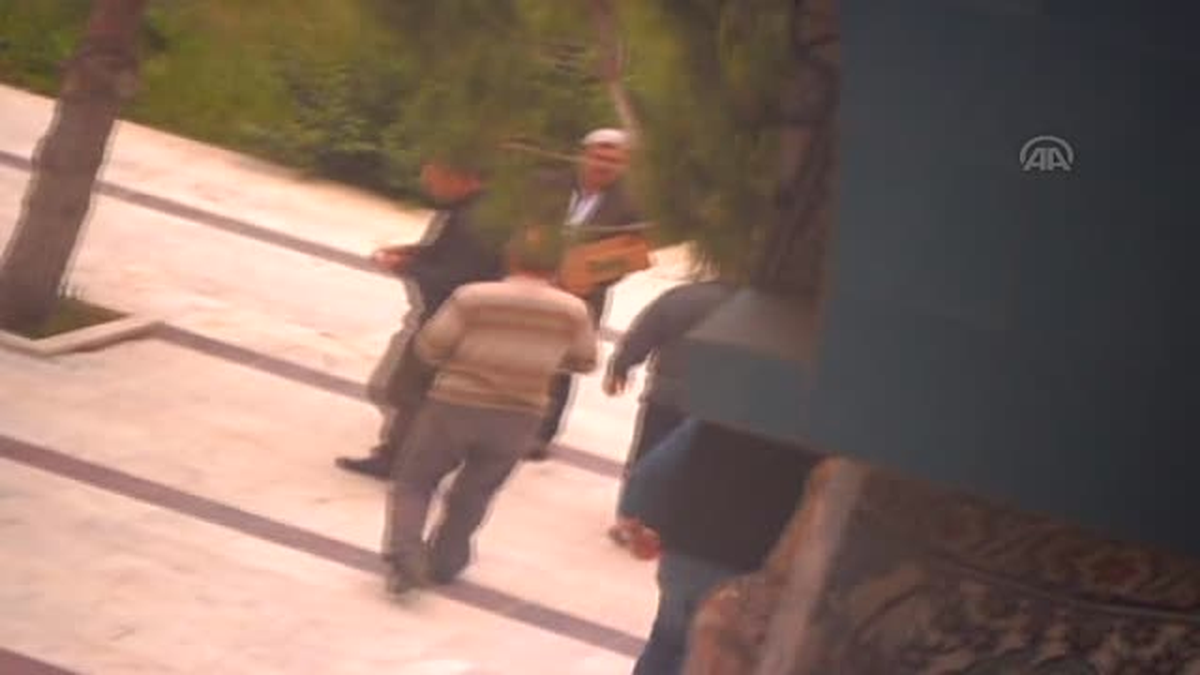 Müezzin camiye yardım paralarını cebine atarken görüntülendi -