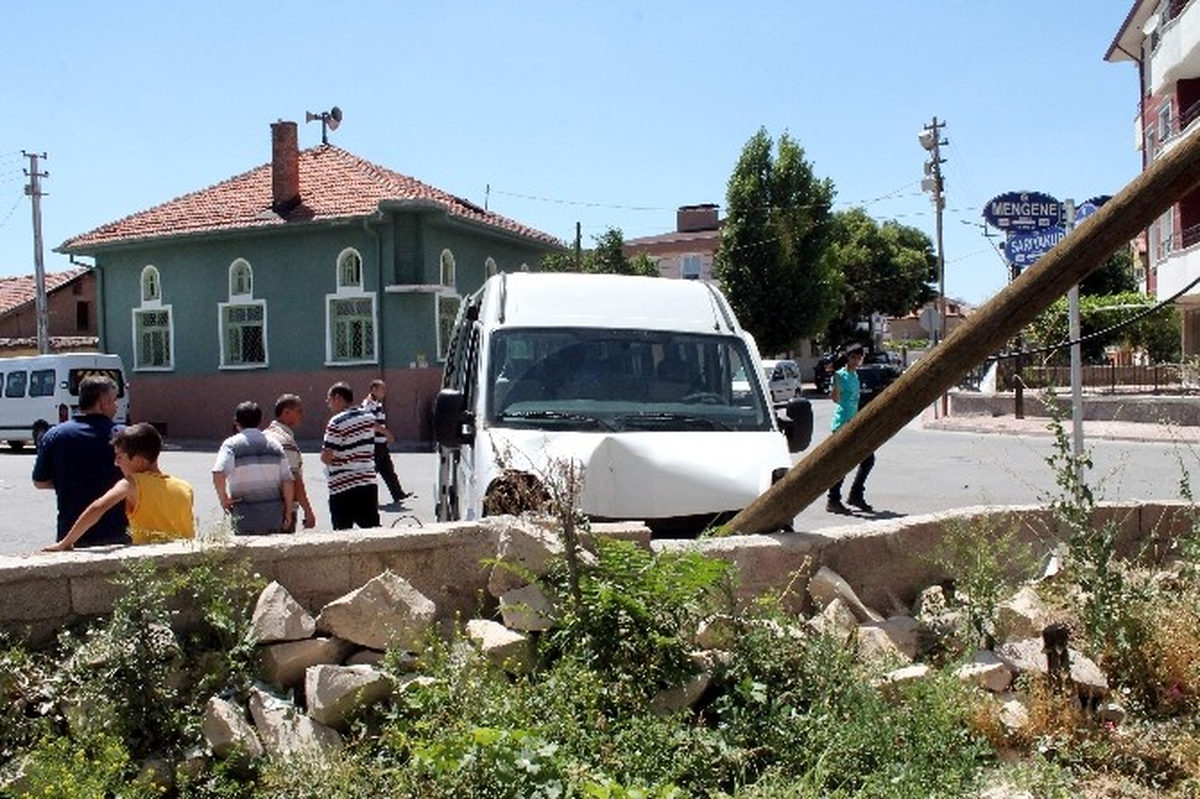 Öğrenci Servisi ile Otomobil Çarpıştı: 11 Yaralı