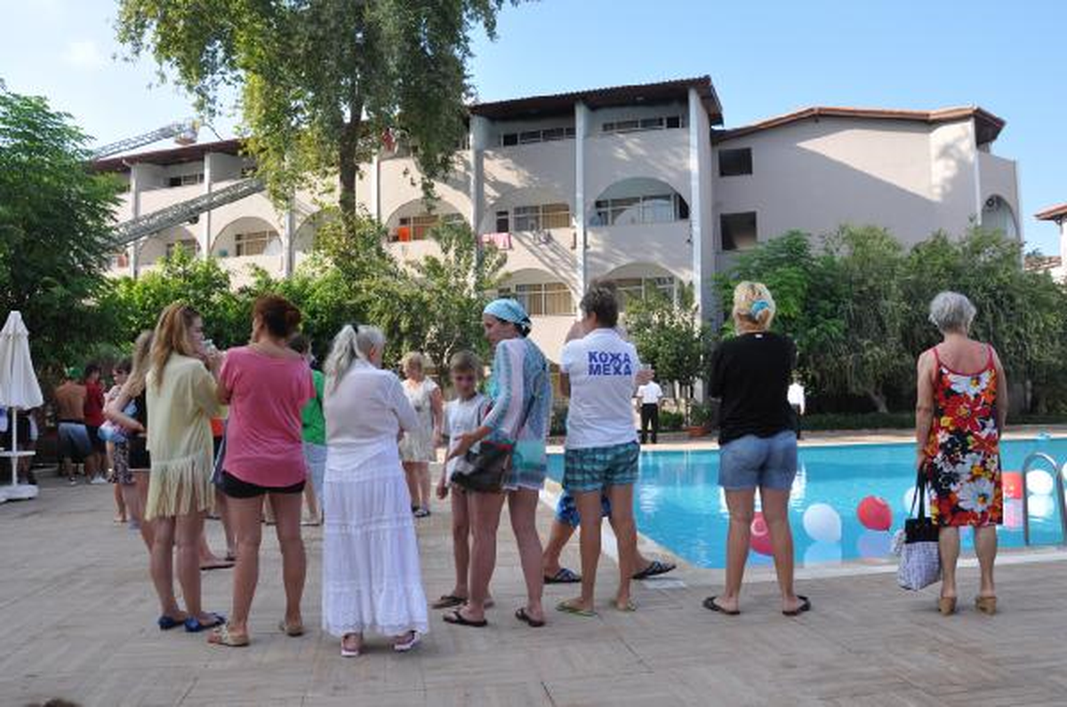 Antalya\'da Otelde Çıkan Yangın Paniğe Neden Oldu