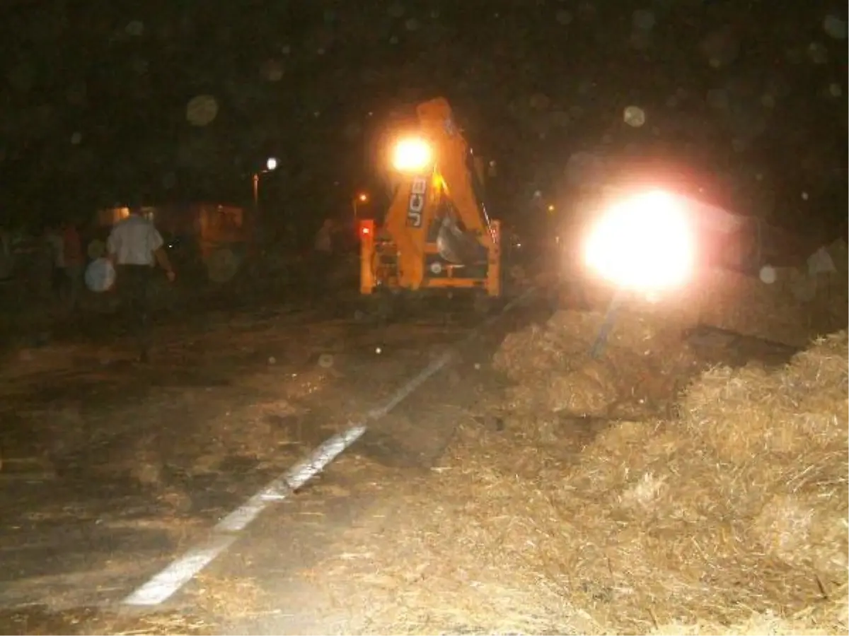 Otomobil Saman Yüklü Traktöre Çarptı: 3 Yaralı