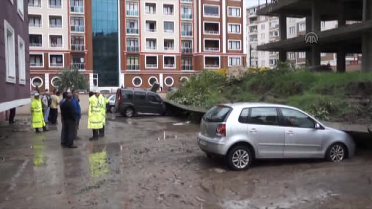 Otomobiller yıkılan istinat duvarının altında kaldı-