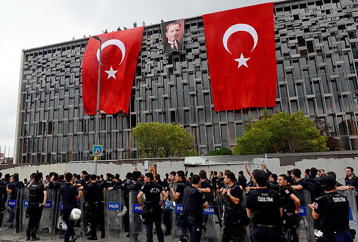 Polisler Atatürk Kültür Merkezi\'nden Ayrılıyor