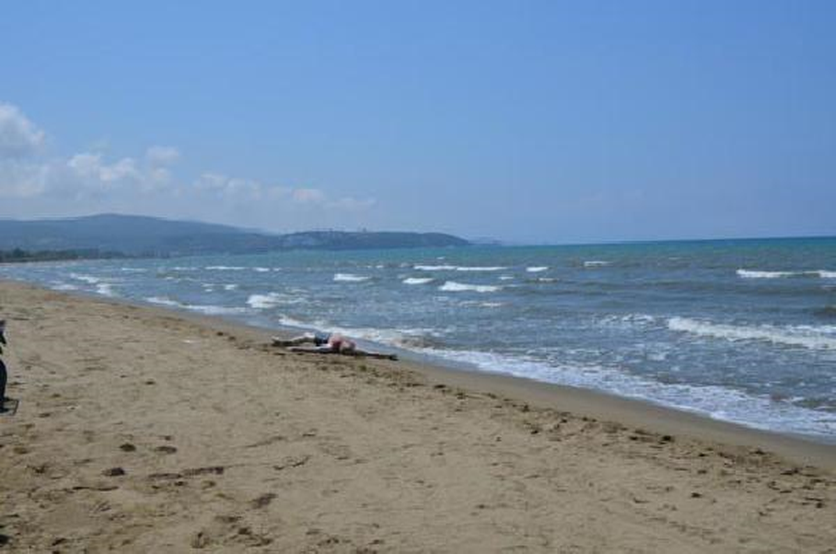 İzmir\'de Pamucak Sahilinde Erkek Cesedi Bulundu