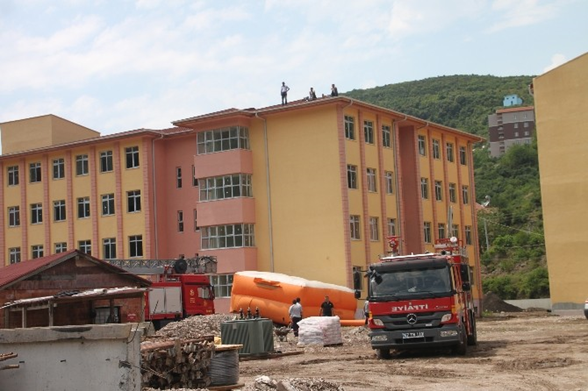 Paraları Alamayan İşçiler Yeniden Çatıya Çıktı
