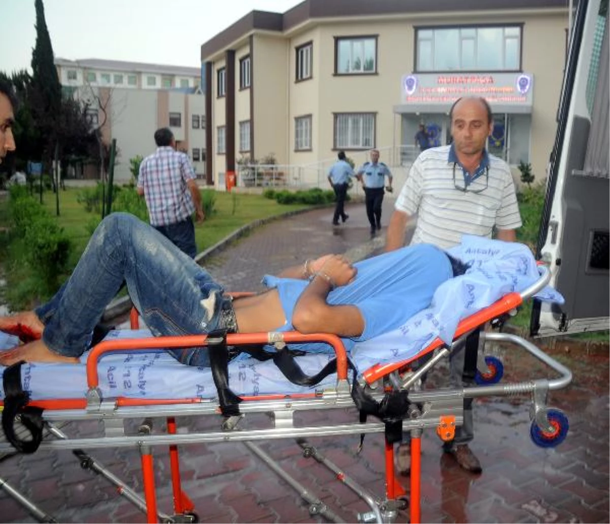 Polis Merkezindeki Bayrağı İndirmeye Çalışan Kişi Vuruldu