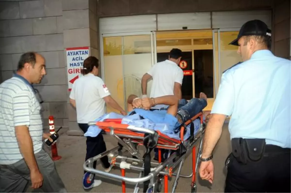 Polis Türk Bayrağını İndirmeye Çalışan Kişiyi Bacağından Vurdu