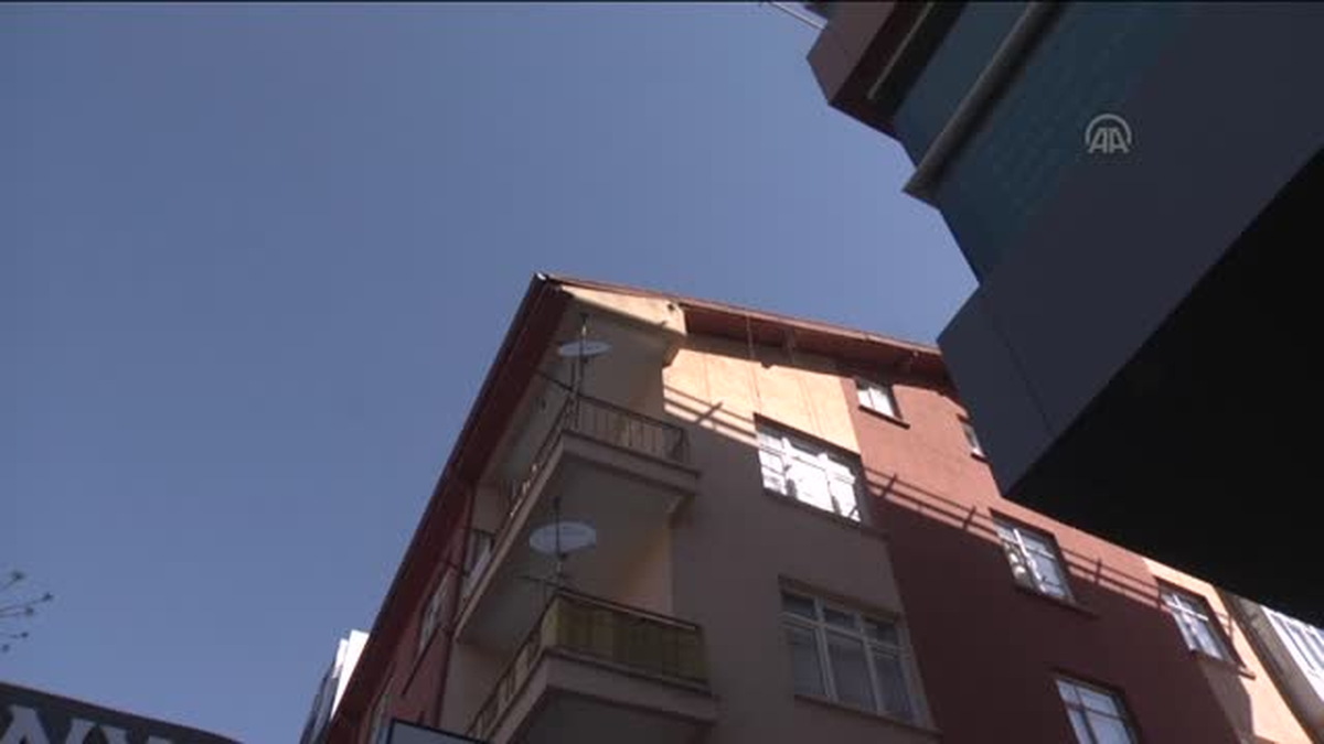 Saçağa dolanan kırlangıcı itfaiye kurtardı -