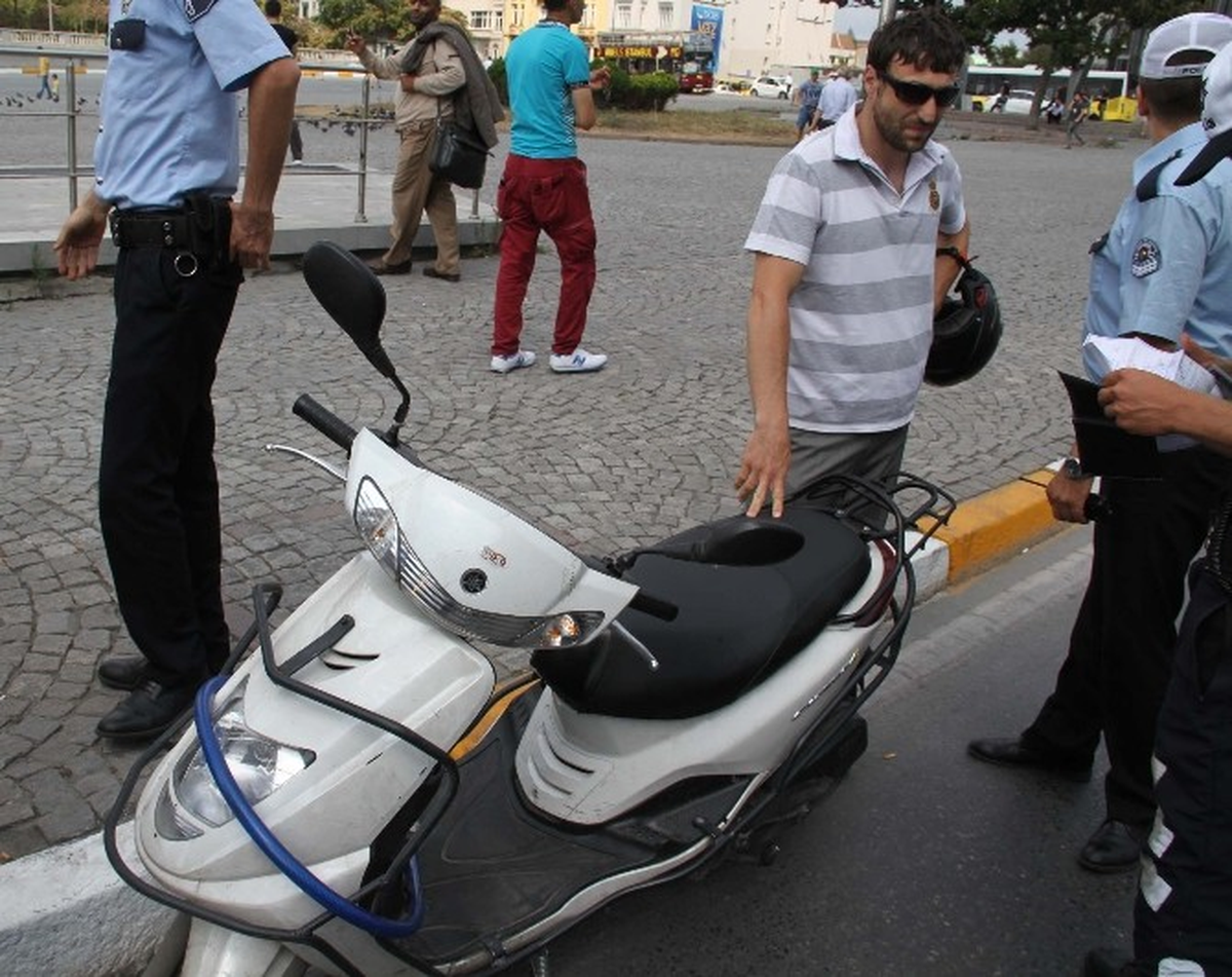 Sara Nöbeti Geçiren Gence Motosiklet Çarptı