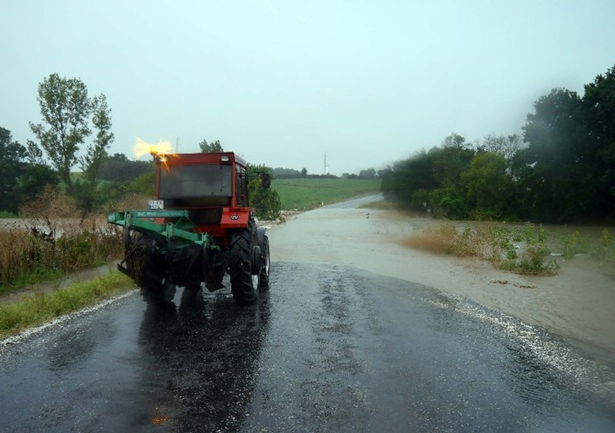Sel Edirne\'de Köy Yollarını Trafiğe Kapattı