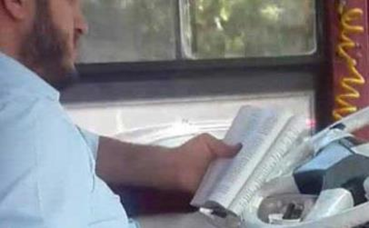 Seyir Halindeyken Kitap Okuyan Şoförün İş Akdi Feshedildi