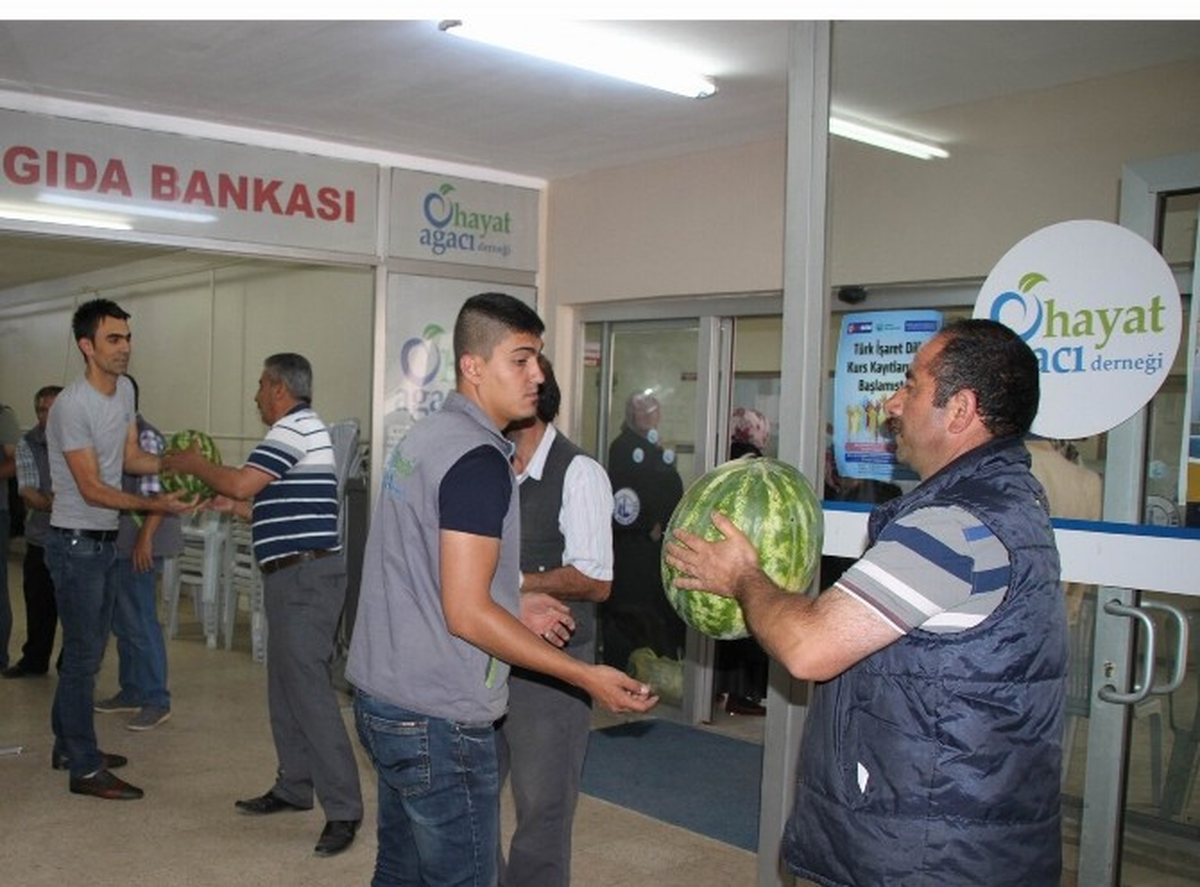 Sivas\'ta Bir Kamyon Karpuz Dağıtıldı