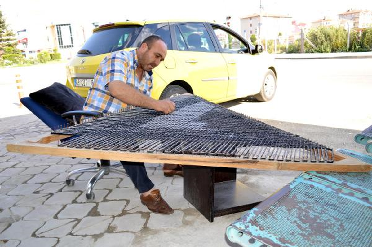 Taksi Durağında Müşteri Beklerken Şal Dokuyor