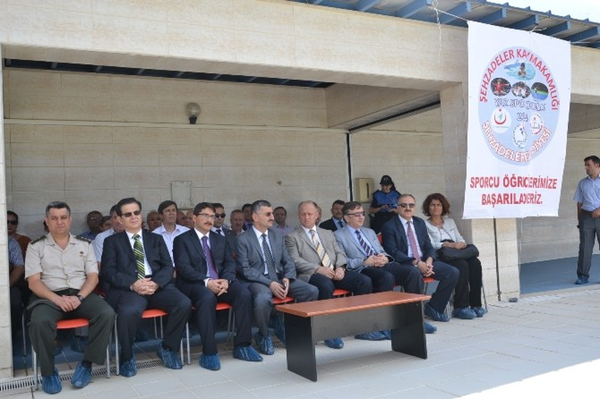 Vali Bektaş Yaz Spor Okullarında Başarılı Olan Öğrencilere Madalyalarını Verdi
