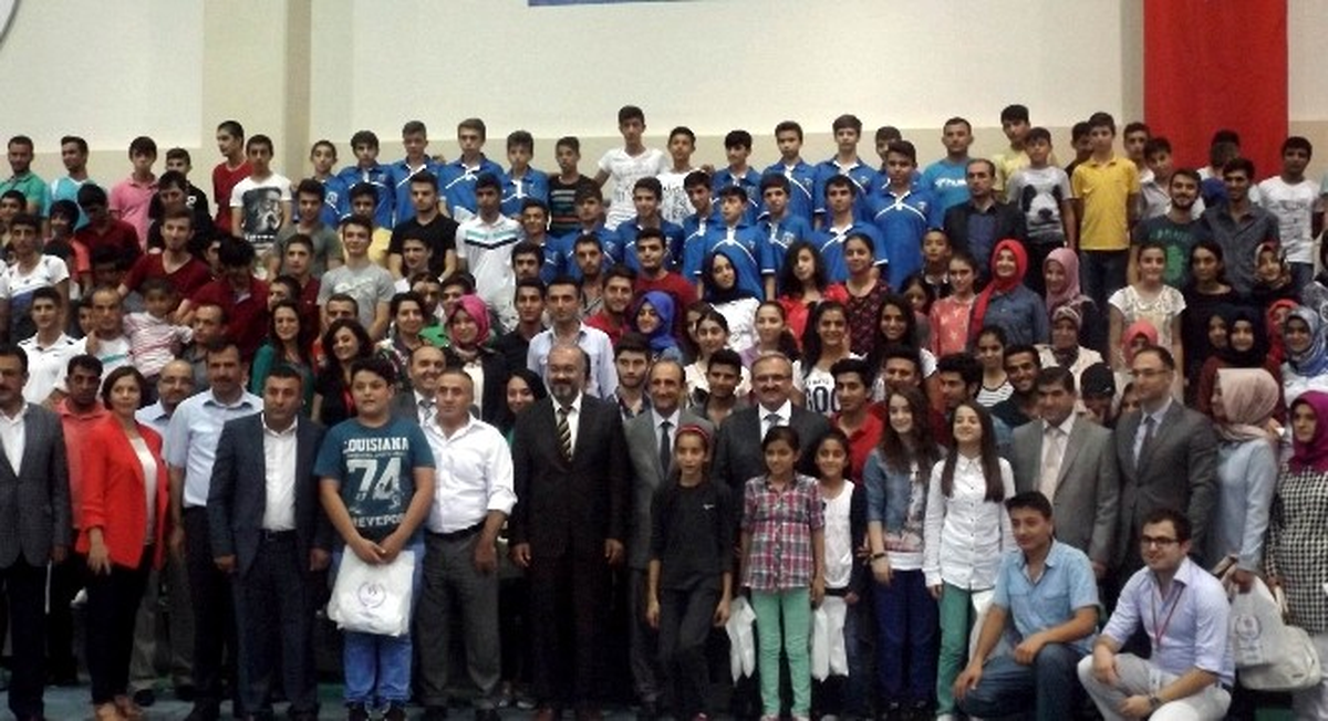Vali, İftar Yemeğinde Gençlerin Nabzını Tuttu