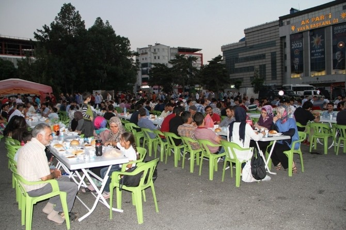 Van Kahvaltısı Derneği\'nden İftar Çadırı