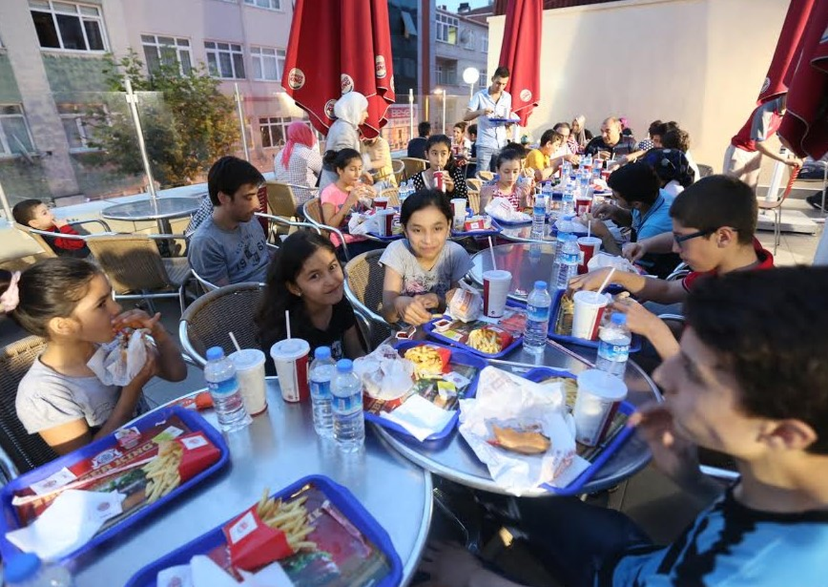 Yetim Çocuklara Hamburger Ziyafeti