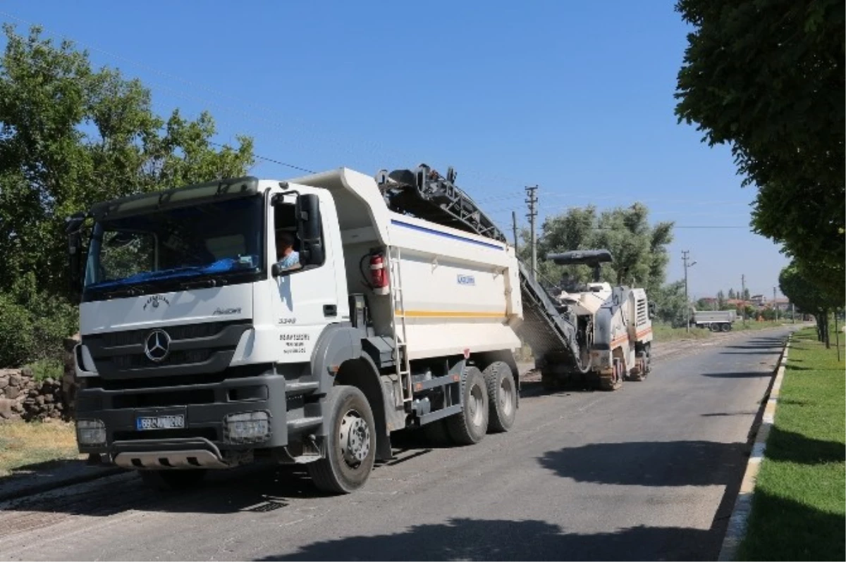 Aksaray Belediyesi Osb\'ye Giden 5 Km\'lik Yolu Asfaltlıyor