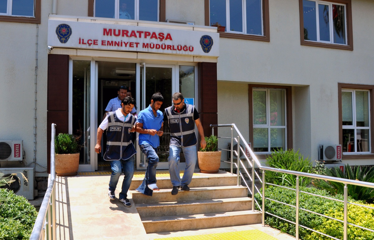 Bayrağı İndirmeye Çalışanın Vurulma Anı Saniye Saniye Görüntülendi