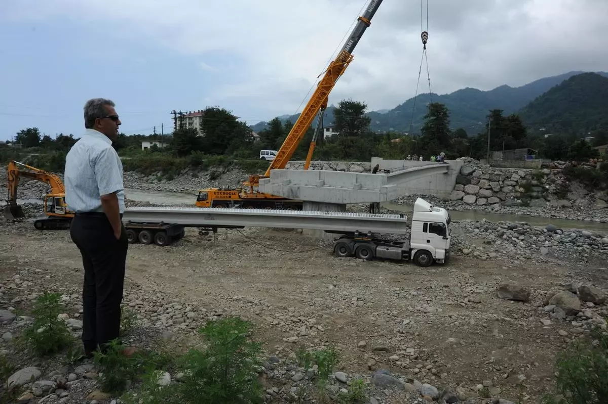 Arhavi Belediye Başkanı Hekimoğlu, Köprü İnşaatını İnceledi