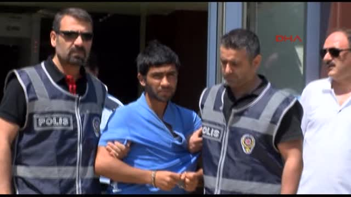 Polis Merkezindeki Bayrağı İndirmeye Çalışan Kişinin Vurulması