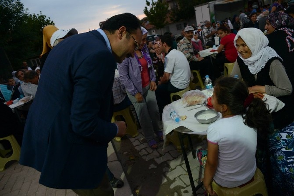 Başkan Cahan, İftar Sofralarında Vatandaşları Dinliyor