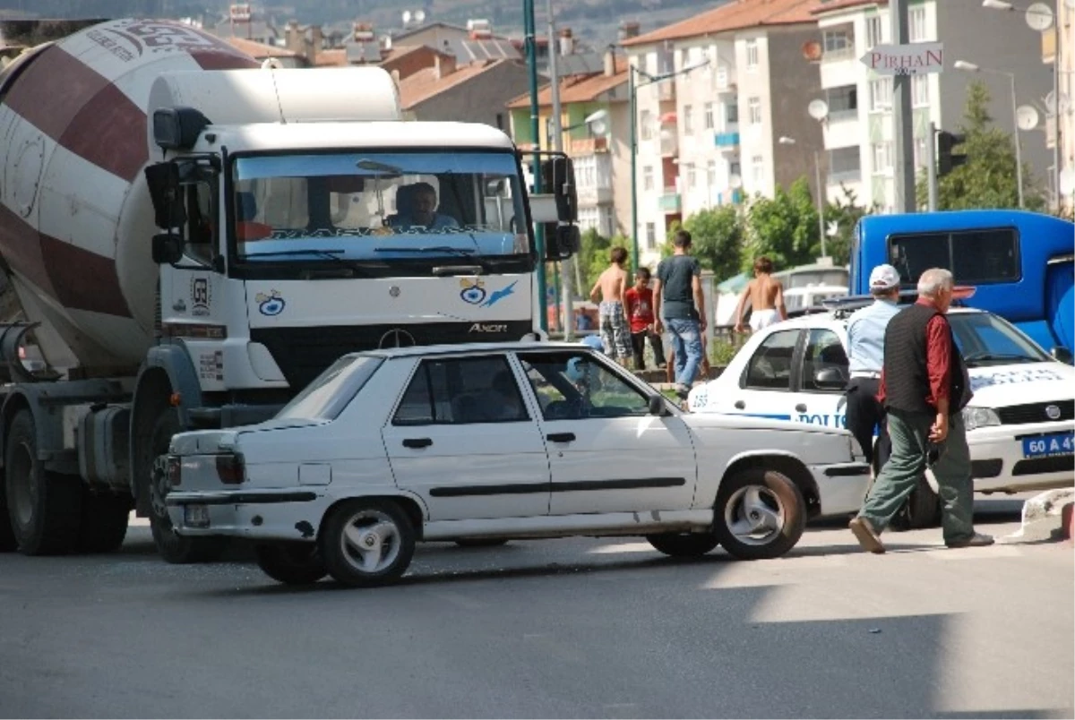 Beton Mikseri Otomobile Çarptı, Kaza Ucuz Atlatıldı