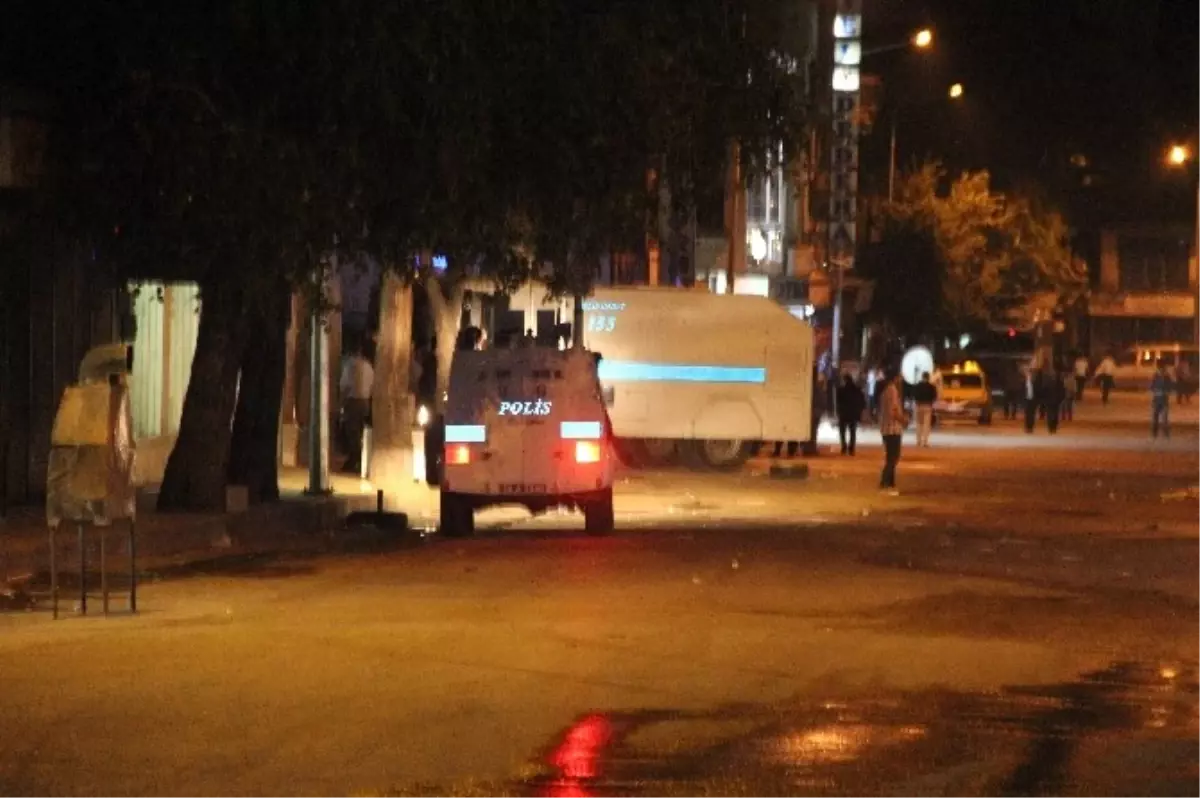 Çocuğun Ölümünü Bahane Eden Maskeli Grup, Polise Taş ve Molotoflarla Saldırdı