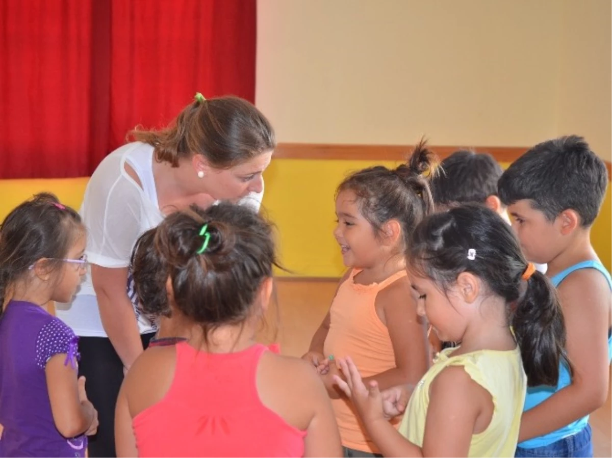 Dikili Belediyesinin Tiyatrosuna Büyük İlgi
