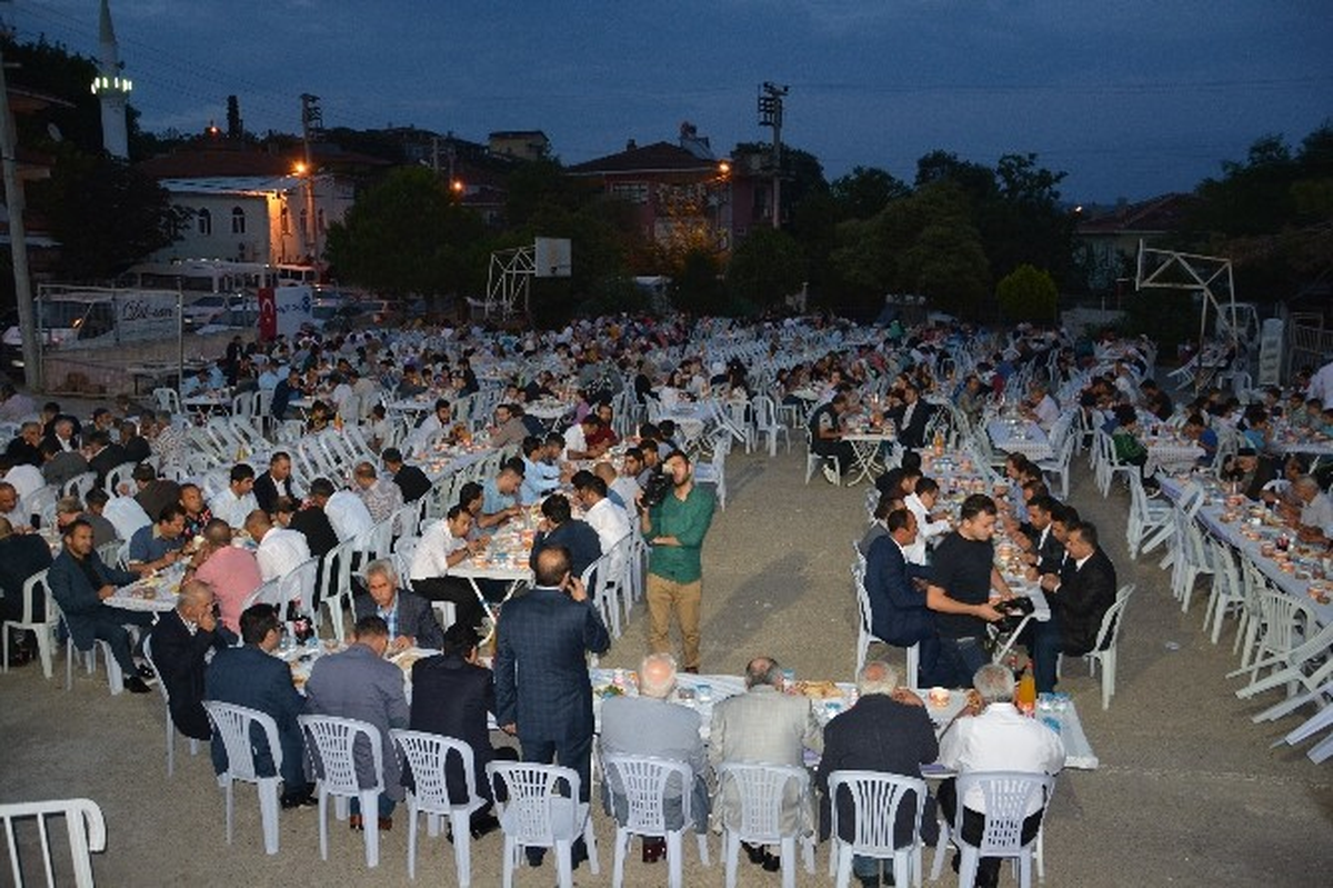 Dilovası\'nda İftar Sofraları Çerkeşli Mahallesinde Kuruldu