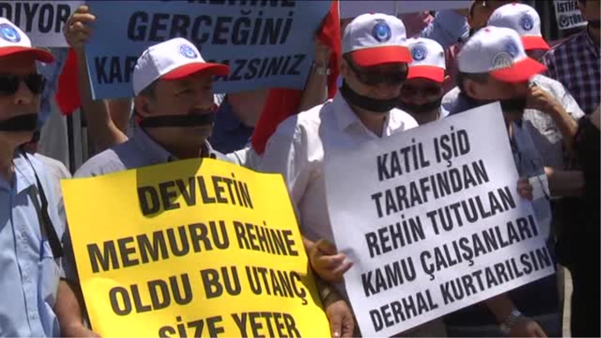 Kamu-Sen Üyelerinden Dışişleri Bakanlığı Önünde Sessiz Eylem