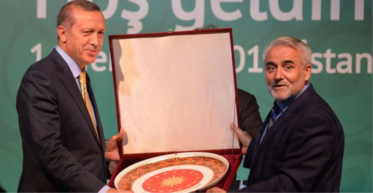 Erdoğan\'a İftar Yemeğinde C.Başkanlığı Forsu Hediye Edildi