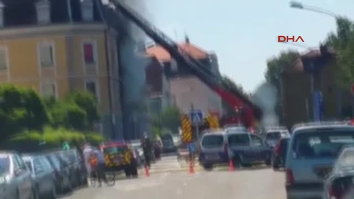 Fransa\'daki Yangın... Çocuklar Yanan Binadan Böyle Kurtarıldı