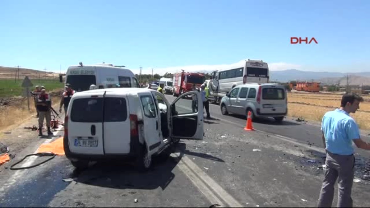 Gaziantep\'te Minibüs ile Hafif Ticari Araç Çarpıştı 2 Ölü, 8 Yaralı