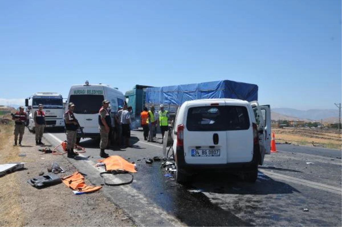 Gaziantep\'te Minibüs ile Hafif Ticari Araç Çarpıştı: 2 Ölü, 8 Yaralı
