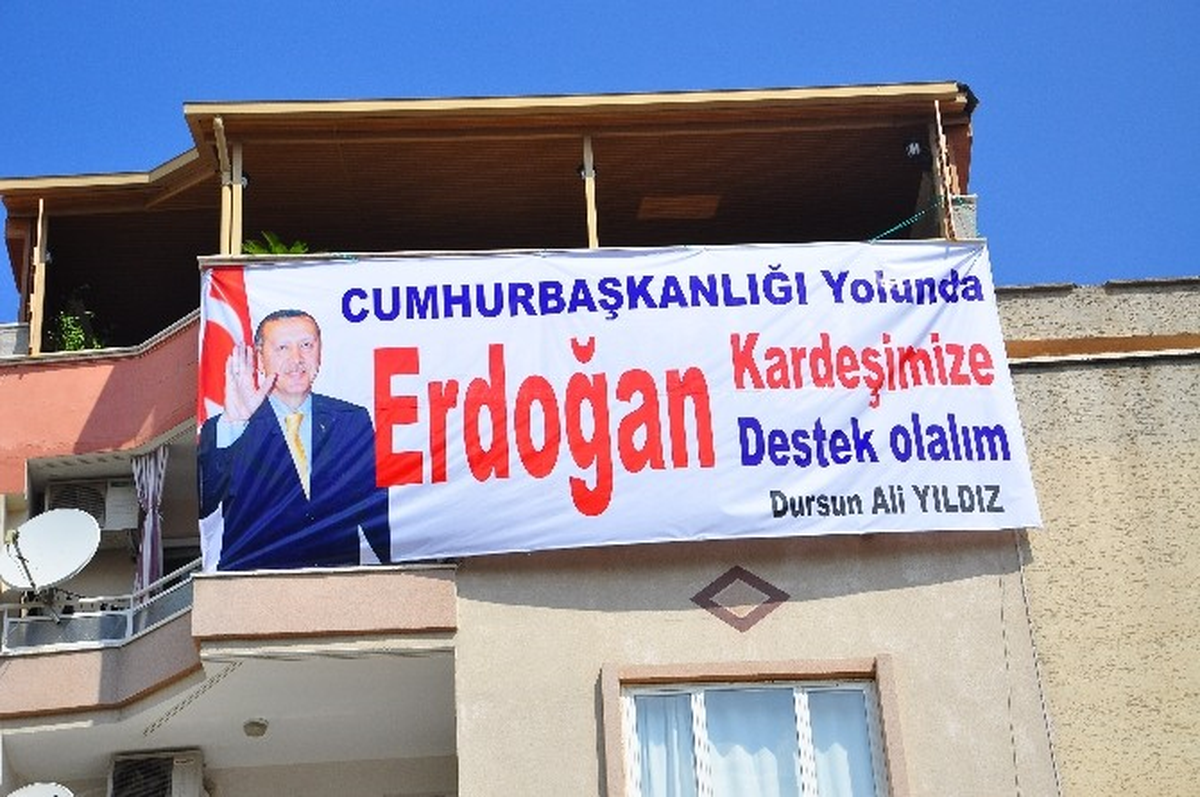 İçindeki Erdoğan Sevgisini Pankartlara Taşıdı
